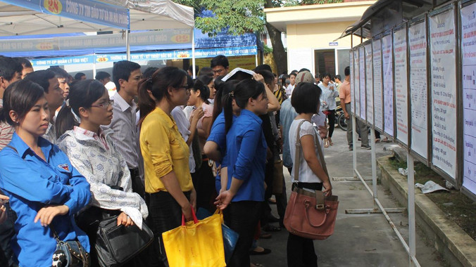 Công nhân đổ xô xếp hàng chờ xin việc đầu năm. Ảnh: Tuấn Anh.