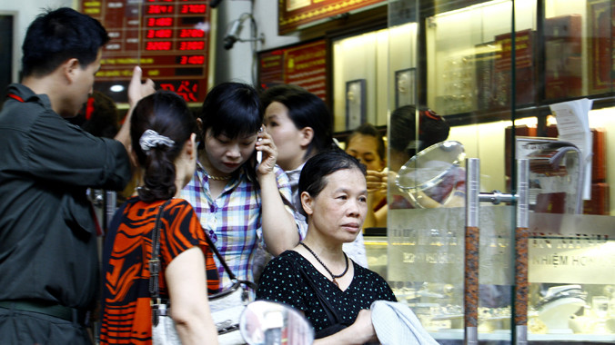 Vàng giảm giá kỷ lục 5 năm qua: Nhộn nhịp bán - mua