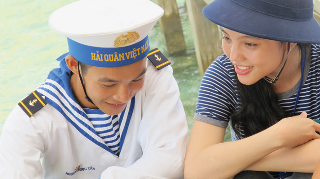 Mang nụ cười ra với Trường Sa. Ảnh: Trung Hiếu