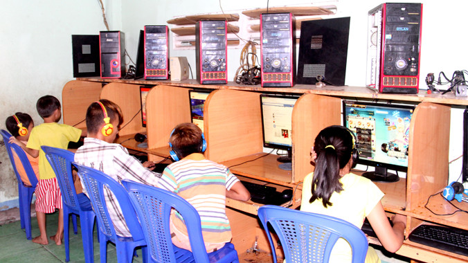 Nhờ có điện lưới quốc gia vượt biển, người dân trên đảo Hòn Tre dễ dàng tiếp cận với internet. Ảnh: Đại Dương.