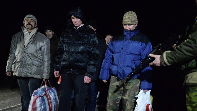 Các tù binh được trao đổi gần Luhansk. Ảnh: Sputnik.