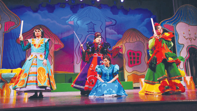 Nàng công chúa đi lạc được đầu tư về trang phục màu sắc thu hút khán giả nhí.