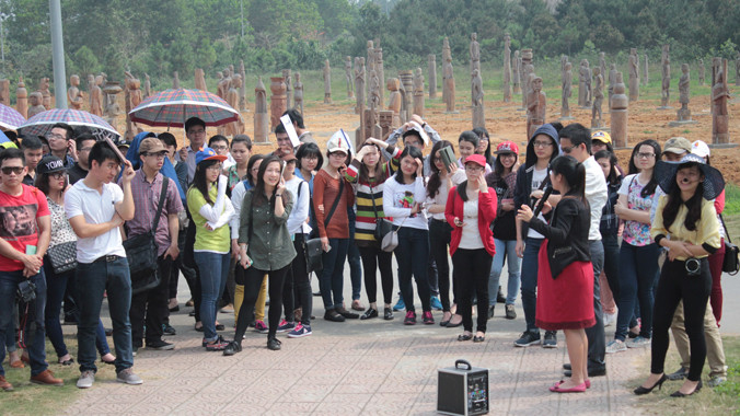 Tình nguyện viên thực địa tại Làng Văn hóa - Du lịch các dân tộc Việt Nam.