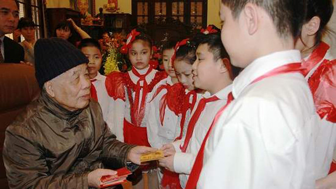 Nguyên Tổng Bí thư Đỗ Mười mừng tuổi thiếu nhi đi theo đoàn. Ảnh: Hoàng Long.