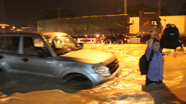 Ngập lụt làm xáo trộn đời sống người dân.