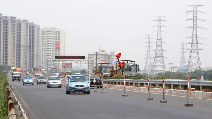 Đường cao tốc Pháp Vân - Cầu Giẽ đang thi công sửa chữa. Ảnh chụp chiều 6/5. Ảnh: Như Ý.