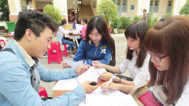 Thí sinh làm hồ sơ xét tuyển tại ĐH Sài Gòn ngày 4/8. Ảnh: Nguyễn Dũng