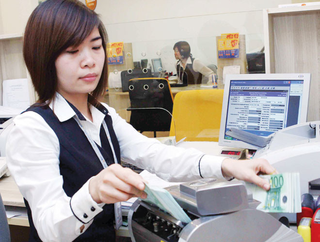 Chênh lệch lãi suất giữa USD và VND hấp dẫn đã khiến nhiều DN lao vào vay ngoại tệ. Ảnh: Hồng Vĩnh.