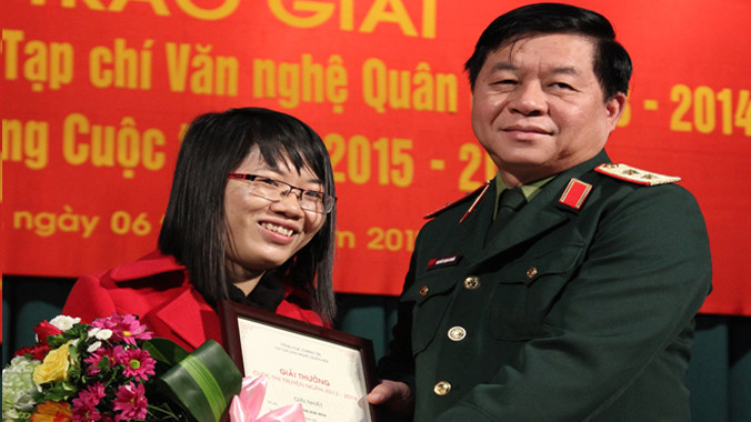 Nguyễn Thị Kim Hòa nhận giải Nhất với 3 truyện ngắn. Ảnh: NĐToán.