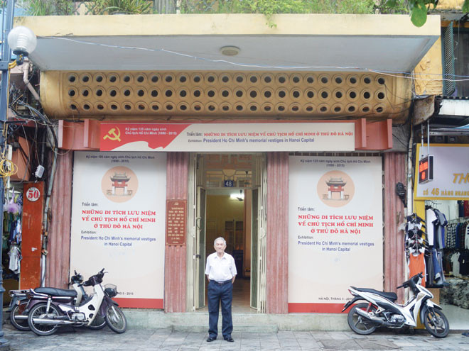 Ông Trịnh Lương trước nhà 48 Hàng Ngang.