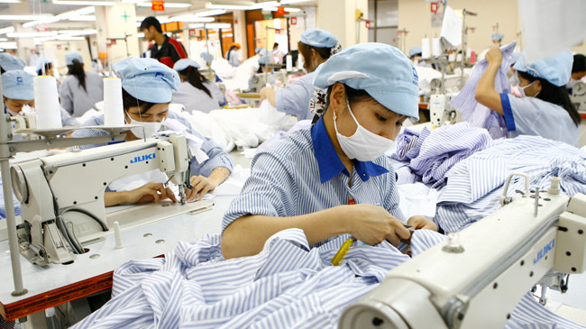 Nới biên độ tỷ giá VND/USD đang kh.iến doanh nghiệp trong nước bị tăng chi phí lớn. Ảnh: Hồng Vĩnh