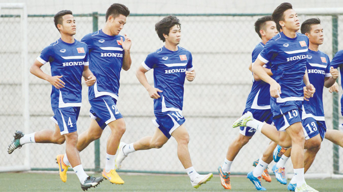 Công Phượng nỗ lực tập trung tập luyện trong buổi đầu lên ĐT Olympic VN. Ảnh: VSI.