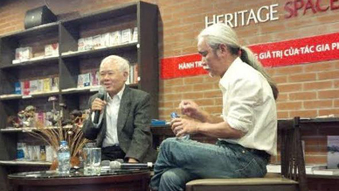 Nhà nghiên cứu Lại Nguyên Ân (trái) kể về hành trình “trục vớt” tác phẩm Phan Khôi. Ảnh: Trung Dũng.