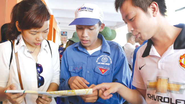 Thanh niên tình nguyện tư vấn cho thí sinh đến các điểm thi. Ảnh: Như Ý.
