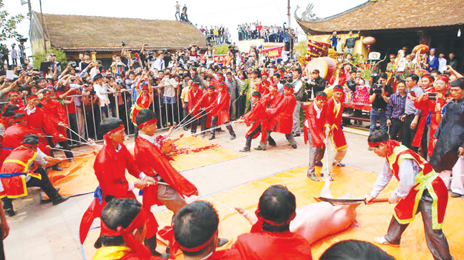 Quang cảnh lễ hội chém lợn ở Ném Thượng, mùng 6 Tết năm nay. Ảnh: Như Ý.