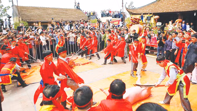 Quang cảnh lễ hội chém lợn ở Ném Thượng, mùng 6 Tết năm nay. Ảnh: Như Ý.