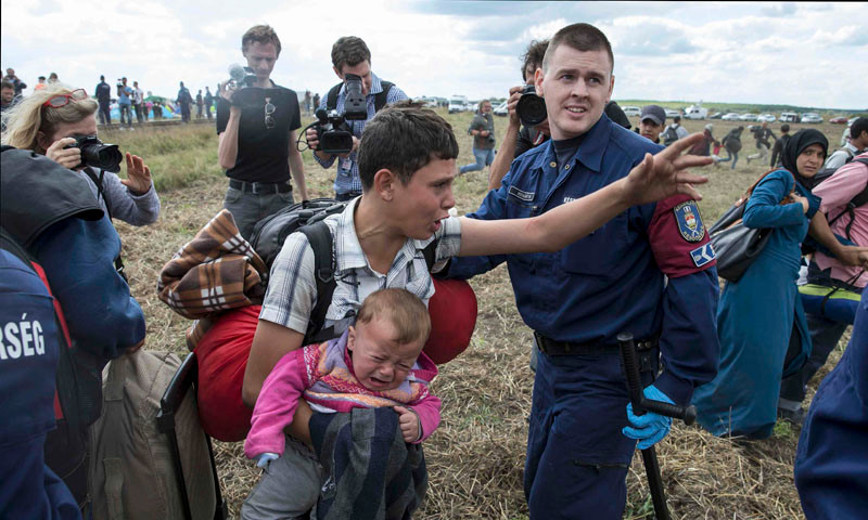 Cảnh sát Hungary và người tị nạn.