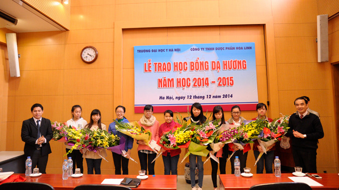Dạ Hương chung sức cùng nữ sinh ĐH Y Hà Nội năm học 2014-2015