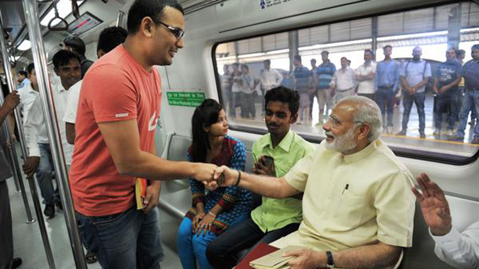 Thủ tướng Ấn Độ đi tàu điện ngầm