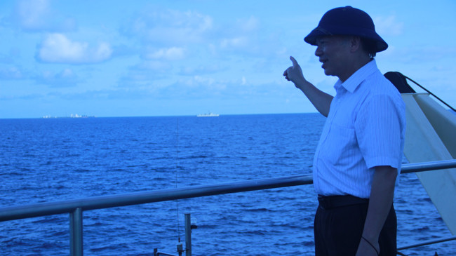 GS Nguyễn Quang Ngọc chỉ tay về phía công trình xây dựng trái phép Trung Quốc thực hiện ở Gạc Ma. Ảnh: Toan Toan.