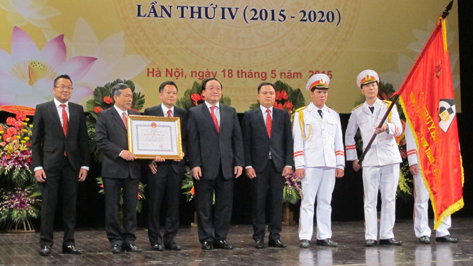 Phó Thủ tướng Chính phủ Hoàng Trung Hải thay mặt lãnh đạo Đảng, Nhà nước trao Huân chương Độc lập cho Công ty Xuất nhập khẩu Than. Ảnh: Minh Phương.