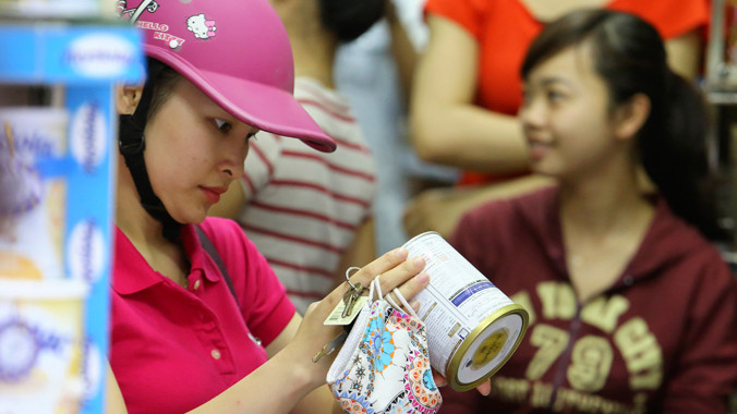 Bộ Tài chính thông báo, nhiều loại sữa bột cho trẻ dưới 2 tuổi giảm giá từ hôm nay. Ảnh: Như Ý.