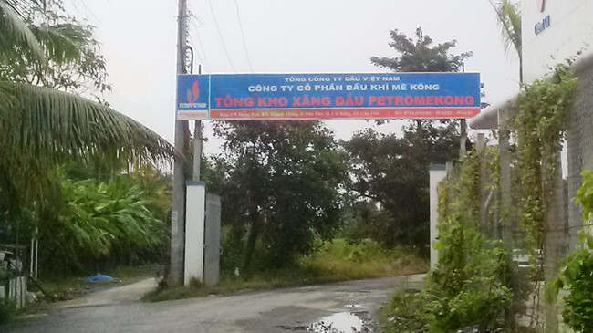 Cổng đường bộ vào Tổng kho xăng dầu Cần Thơ của Petromekong. Ảnh: Hòa Hội