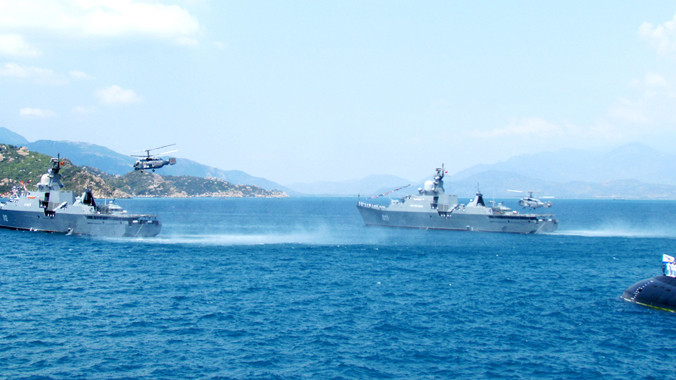 Máy bay săn ngầm Ka-28 cất cánh từ hai tàu hộ vệ lớp Gepard là tàu 011 Đinh Tiên Hoàng và tàu 012 Lý Thái Tổ tại buổi duyệt đội hình ngày 2/5. Ảnh: Đình Quân.