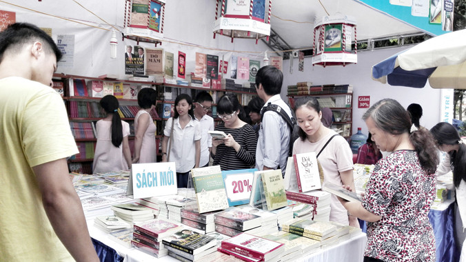 Đông người mua sách cũng là điều vui. Ảnh: T.Toan.