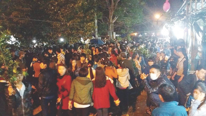 Rất nhiều bạn trẻ đứng đợi để xin chữ đầu năm. Ảnh: Nhã Phương.