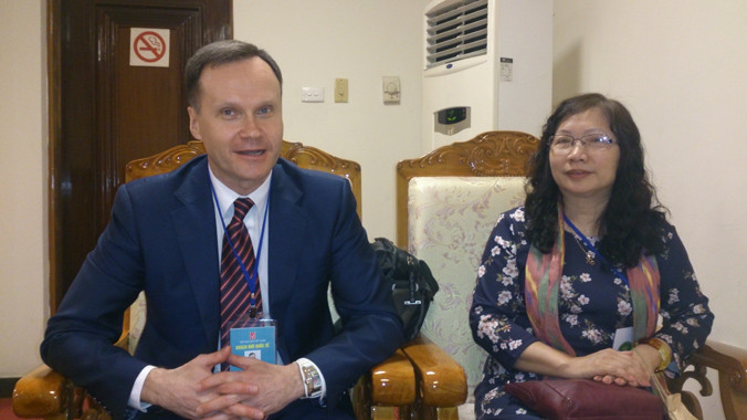 Dịch giả Igor Britov (trái) và Kim Hiền quảng bá văn học Việt tại Nga. Ảnh: T.Toan.