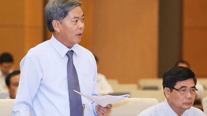 Bộ trưởng Bộ Tài nguyên và Môi trường Nguyễn Minh Quang giải trình tại phiên họp. Ảnh: Phương Hoa TTXVN.