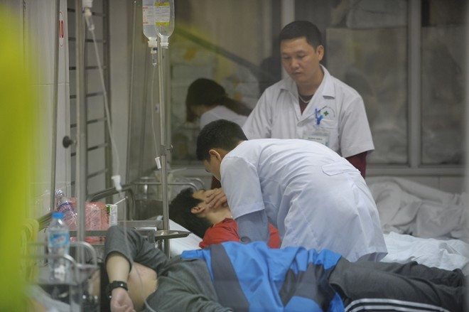 Theo bác sĩ, dến 23h ngày 14/3, có 9/20 trường hợp ngất xỉu tại BigC đã được xuất viện. 11 trường hợp còn lại đã được cho xuất viện vào sáng 15/3. Ảnh: Zing