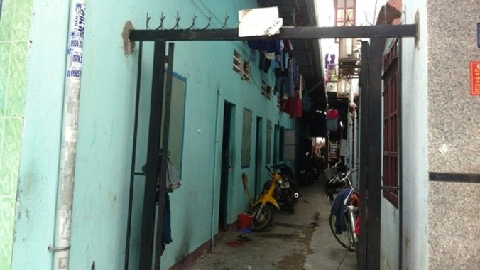 Người dân phải thức trắng đêm để cứu tài sản. Ảnh: Ngô Bình.