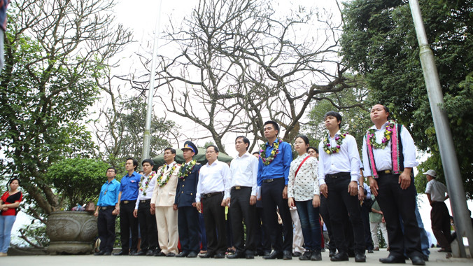 Các đại biểu chụp ảnh lưu niệm tại khu di tích Đền Hùng (Phú Thọ). Ảnh: Như Ý.