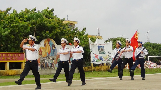 Luyện tập đội ngũ ở đảo Trường Sa lớn. Ảnh: TC.