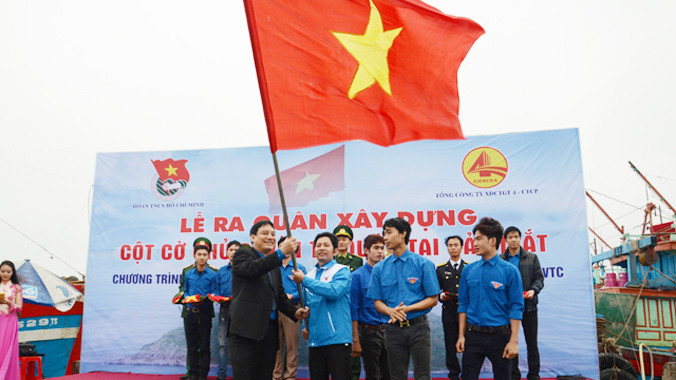 Bí thư thứ nhất T.Ư Đoàn Nguyễn Đắc Vinh và tuổi trẻ Nghệ An tại lễ ra quân xây dựng cột cờ Tổ quốc. Ảnh: Cảnh Huệ.