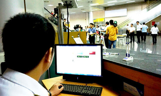 Sử dụng máy đo thân nhiệt giám sát khách nhập cảnh ở sân bay, kịp thời phát hiện bệnh nhân nhiễm Mers-Cov. Ảnh: SGGP