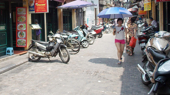 Đầu tư hơn 10 tỷ, trong đó có hơn 1,5 tỷ lát đá nhưng nhiều KTS cho rằng, phố Tạ Hiện vẫn lộn xộn, chưa có bản sắc. Ảnh: T.Đảng.