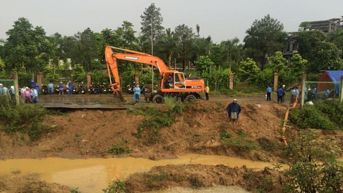 Hiện trường vỡ đường ống nước sạch sông Đà lần thứ 11. Ảnh: Tú Anh.