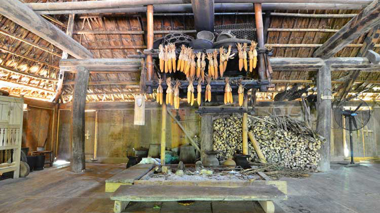 Ngôi nhà Lang cuối cùng của người Mường trước khi bị thiêu rụi. Ảnh: Muong.vn.