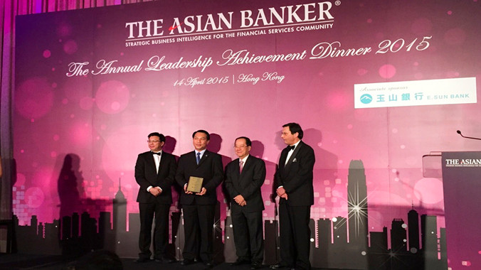 Ông Nguyễn Quang Triết - Phó Tổng Giám đốc Eximbank (thứ 2 từ trái qua) nhận giải thưởng từ tạp chí The Asian banker tại Hong Kong ngày 14/4/2015.