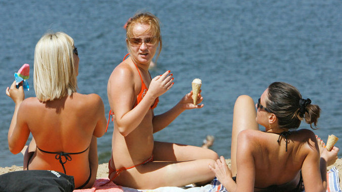 Phụ nữ Nga để ngực trần phơi nắng bị phản đối