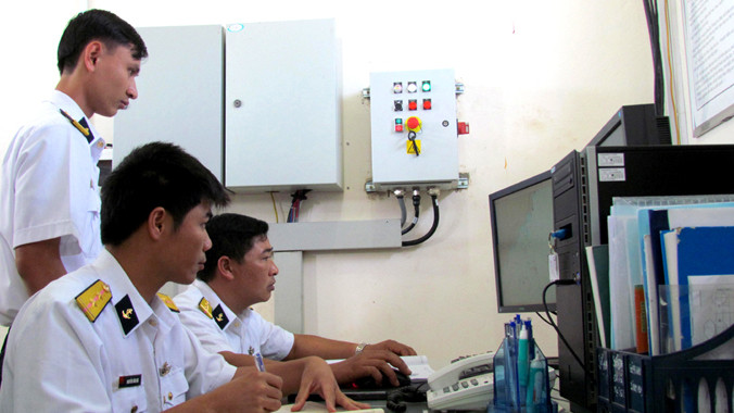 Kíp trực của Trạm ra đa 575 theo dõi các mục tiêu do thiết bị mới quan sát được.