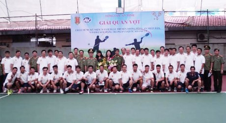 Các đại biểu cùng vận động viên chụp ảnh lưu niệm tại buổi lễ.