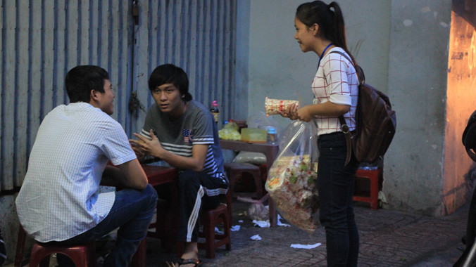 Các thành viên nhóm tình nguyện Ngọn Lửa Hồng đi bán bắp gây quỹ.