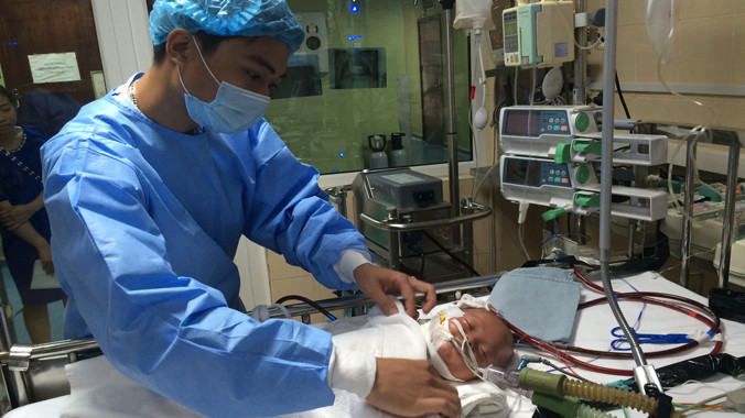 Bệnh nhi B.Đ.L. vẫn đang được hỗ trợ bằng hệ thống ECMO. Ảnh: T.Hà.