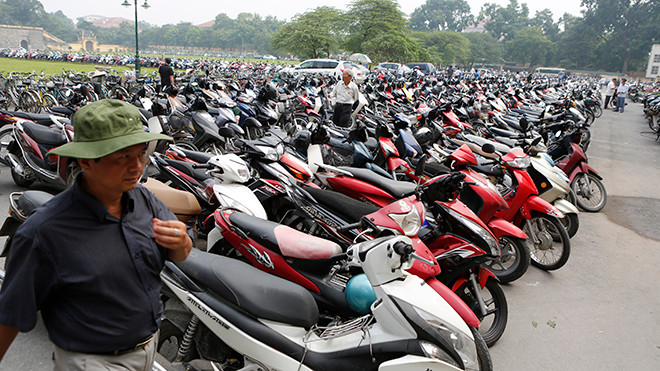 Điểm trông giữ xe trong sân Hoàng Thành Thăng Long. Ảnh: Hồng Vĩnh.