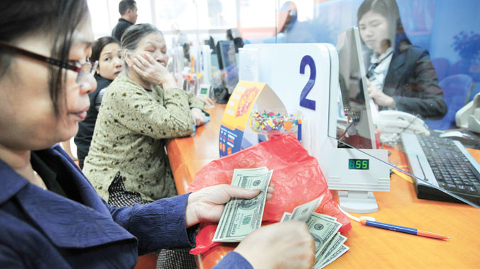 Tỷ giá sẽ tăng vào cuối năm do tâm lý khiến nhiều tổ chức và cá nhân có thể “găm” USD. Ảnh: Hồng Vĩnh.