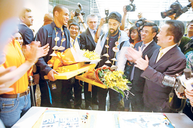 Bầu Hiển và người hâm mộ Việt Nam cùng chúc mừng sinh nhật đặc biệt của hai cầu thủ đội Man City.